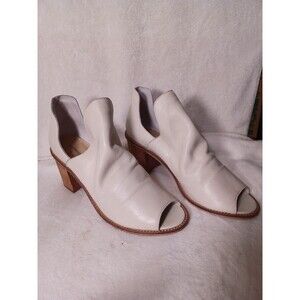 CHINESE & LAUNDRY Toe bootie